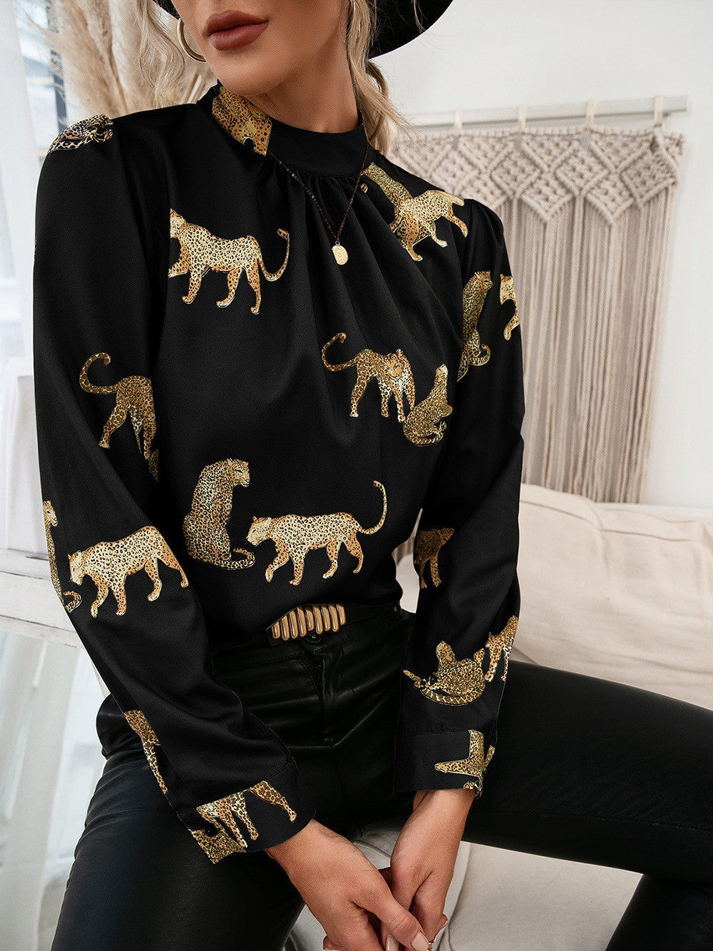Damer blus med glamorös djurtryck och elegant ståkragsform Eva Jonsson-Eva Jonsson