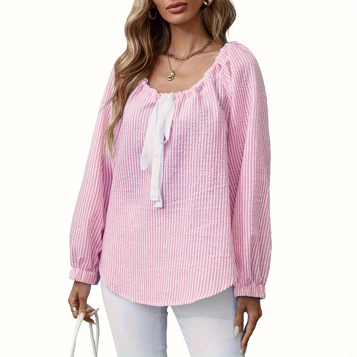 Damer blus med smickrande rundhalsringning och eleganta volangdetaljer Eva Jonsson-Eva Jonsson