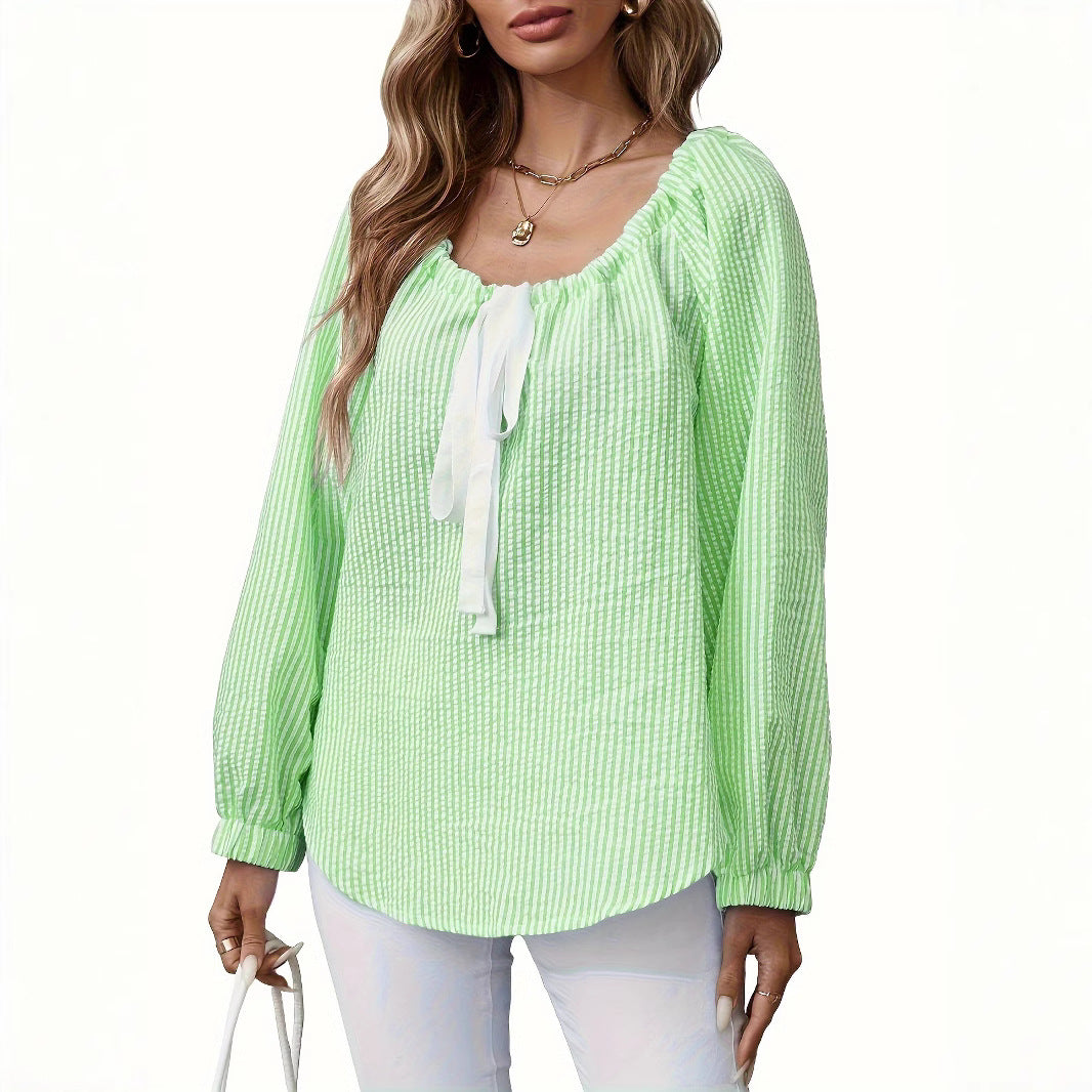 Damer blus med smickrande rundhalsringning och eleganta volangdetaljer Eva Jonsson-Eva Jonsson