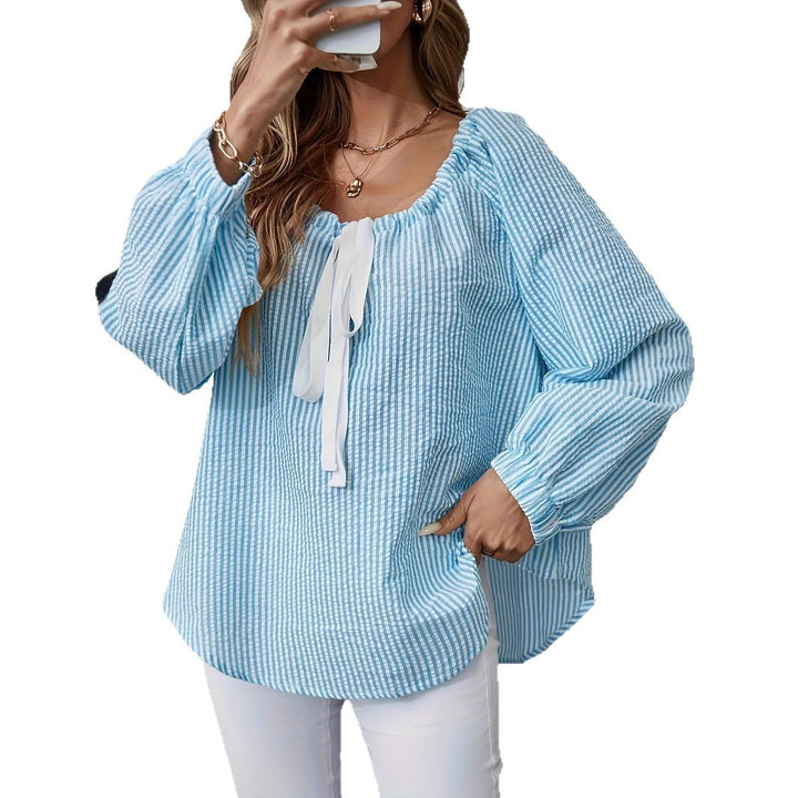 Damer blus med smickrande rundhalsringning och eleganta volangdetaljer Eva Jonsson-Eva Jonsson