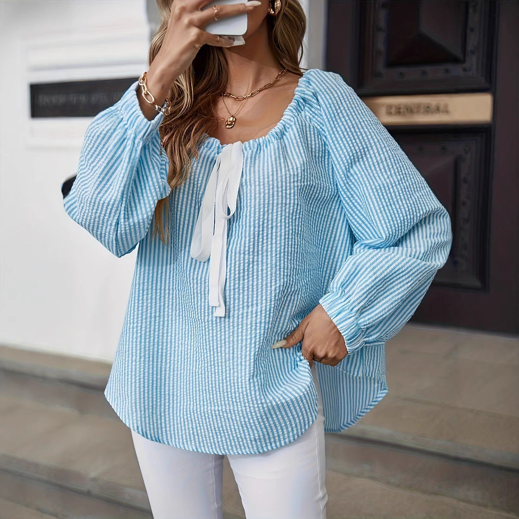Damer blus med smickrande rundhalsringning och eleganta volangdetaljer Eva Jonsson-Eva Jonsson