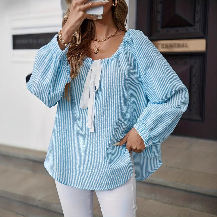 Damer blus med smickrande rundhalsringning och eleganta volangdetaljer Eva Jonsson-Eva Jonsson