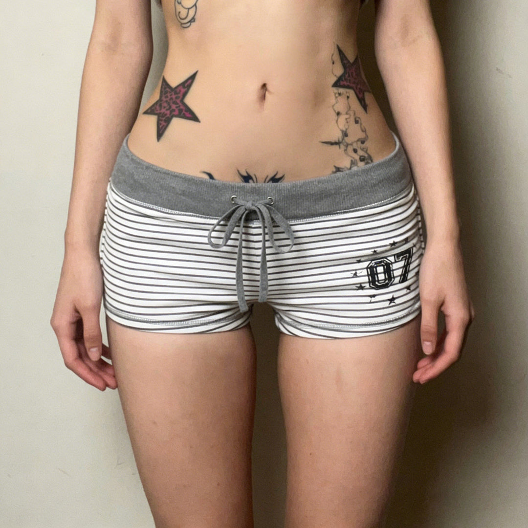 Damer bomullsshorts med bekväm resår och trendigt randmönster Mirla-Eva Jonsson