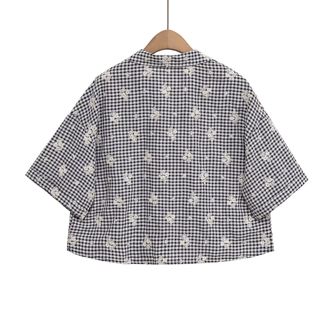 Damer breda morotsbyxor med blommig gingham-mönster och elegant kantdekoration Mirla-Eva Jonsson