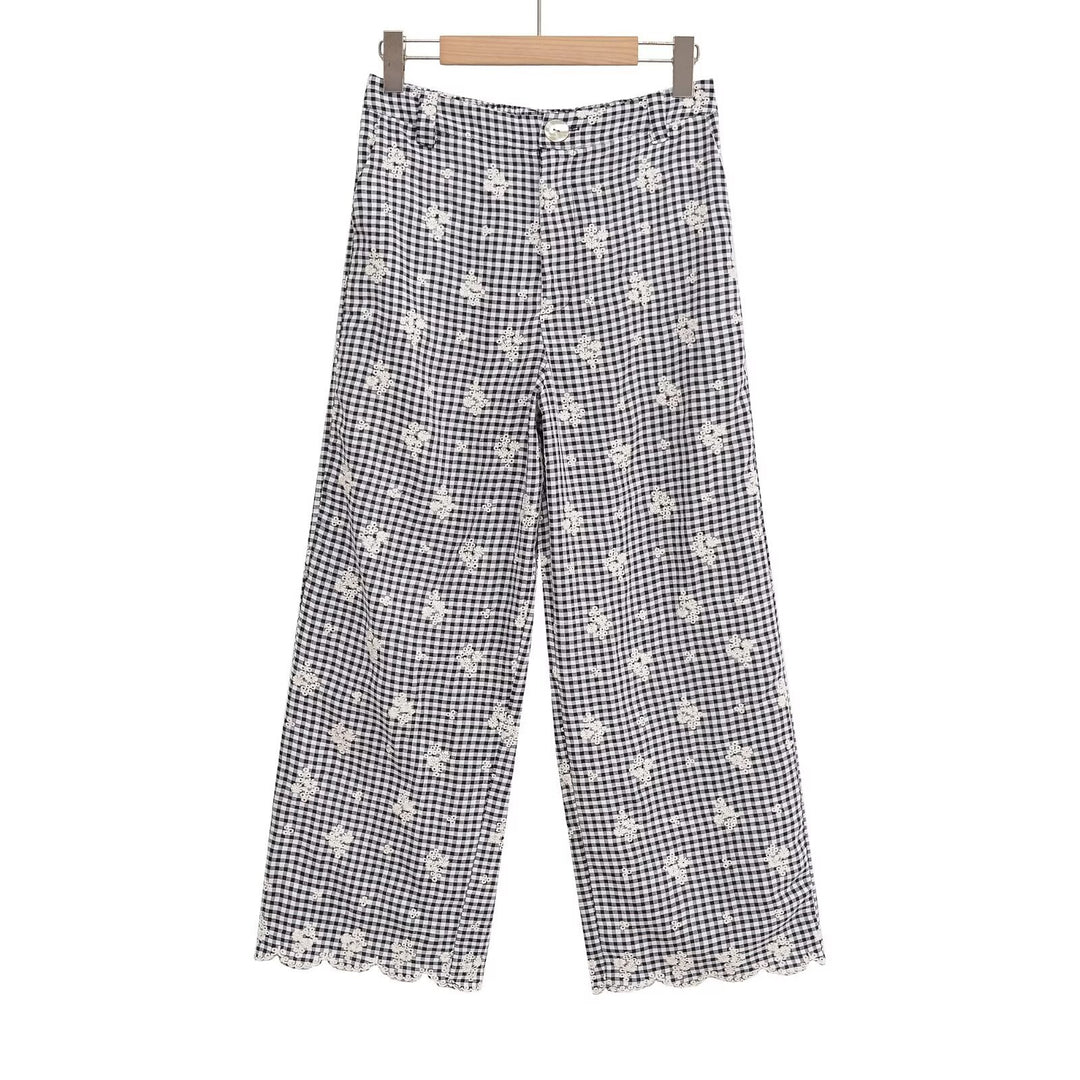 Damer breda morotsbyxor med blommig gingham-mönster och elegant kantdekoration Mirla-Eva Jonsson