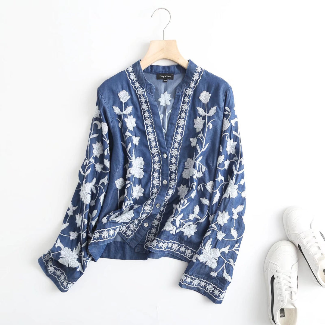 Damer broderad blus i vintage-stil med elegant krage och tryckknappsstängning Mirla-Eva Jonsson