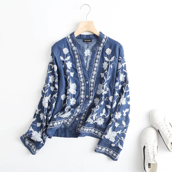Damer broderad blus i vintage-stil med elegant krage och tryckknappsstängning Mirla-Eva Jonsson