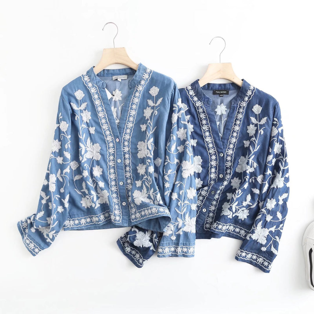 Damer broderad blus i vintage-stil med elegant krage och tryckknappsstängning Mirla-Eva Jonsson
