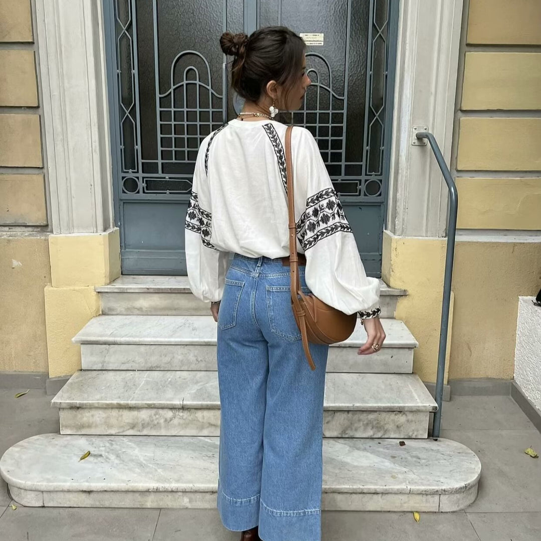 Damer broderad blus med moderna puffärmar och elegant ståkrage Mirla-Eva Jonsson