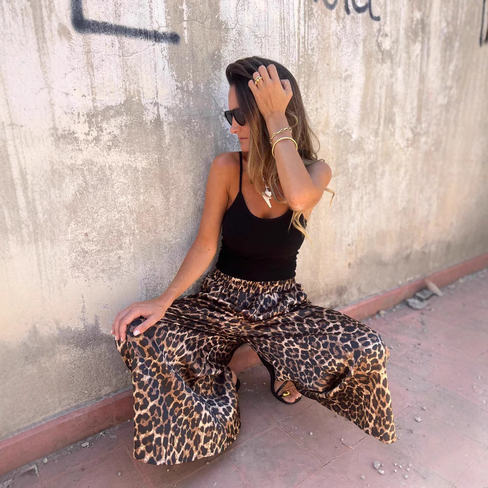 Damer byxor med modernt leopardmönster och hög midja Mirla-Eva Jonsson