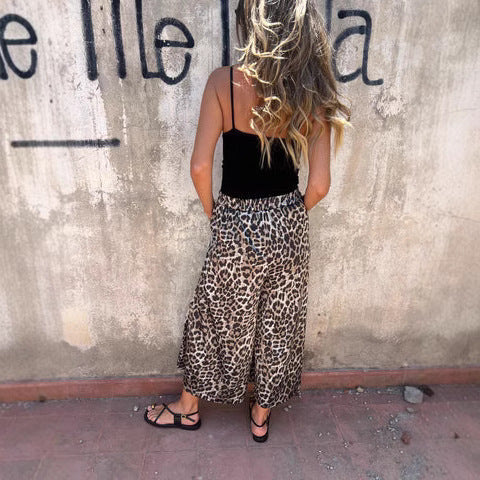 Damer byxor med modernt leopardmönster och hög midja Mirla-Eva Jonsson