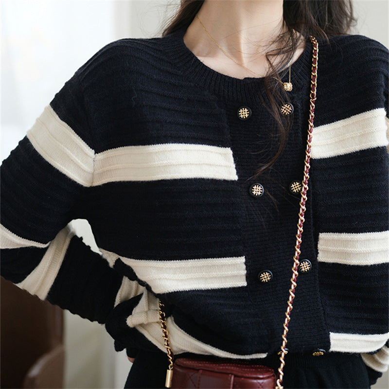 Damer cardigan med dekorativa knappar och randig design Mirla-Eva Jonsson