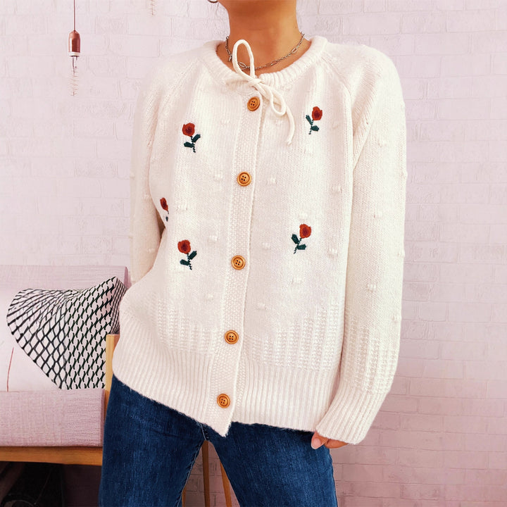 Damer cardigan med lekfull blomsterbroderi och knap stängning Mirla-Eva Jonsson