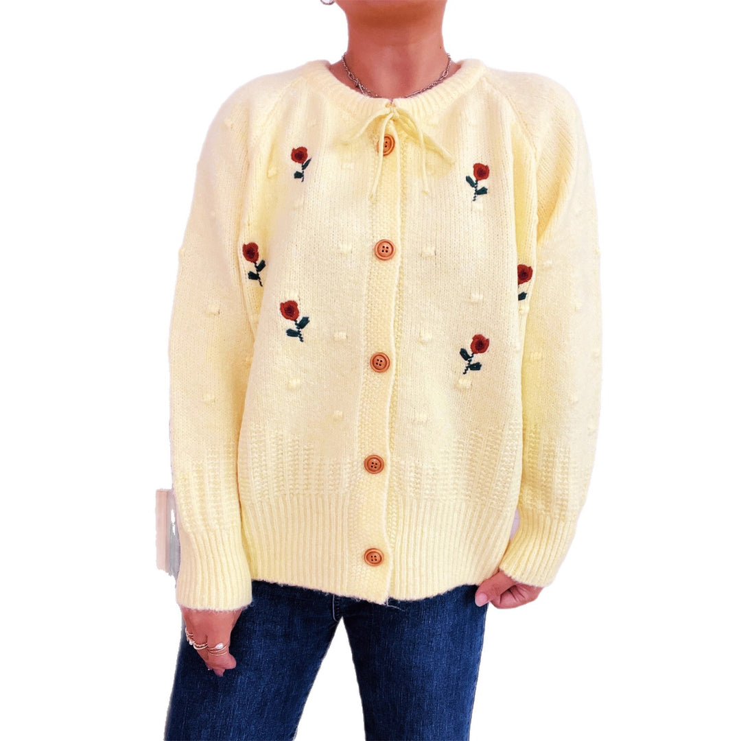 Damer cardigan med lekfull blomsterbroderi och knap stängning Mirla-Eva Jonsson