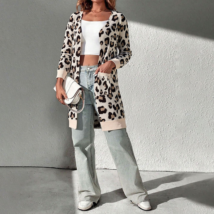 Damer cardigan med leopardmönster och praktiska fickor Mirla-Eva Jonsson