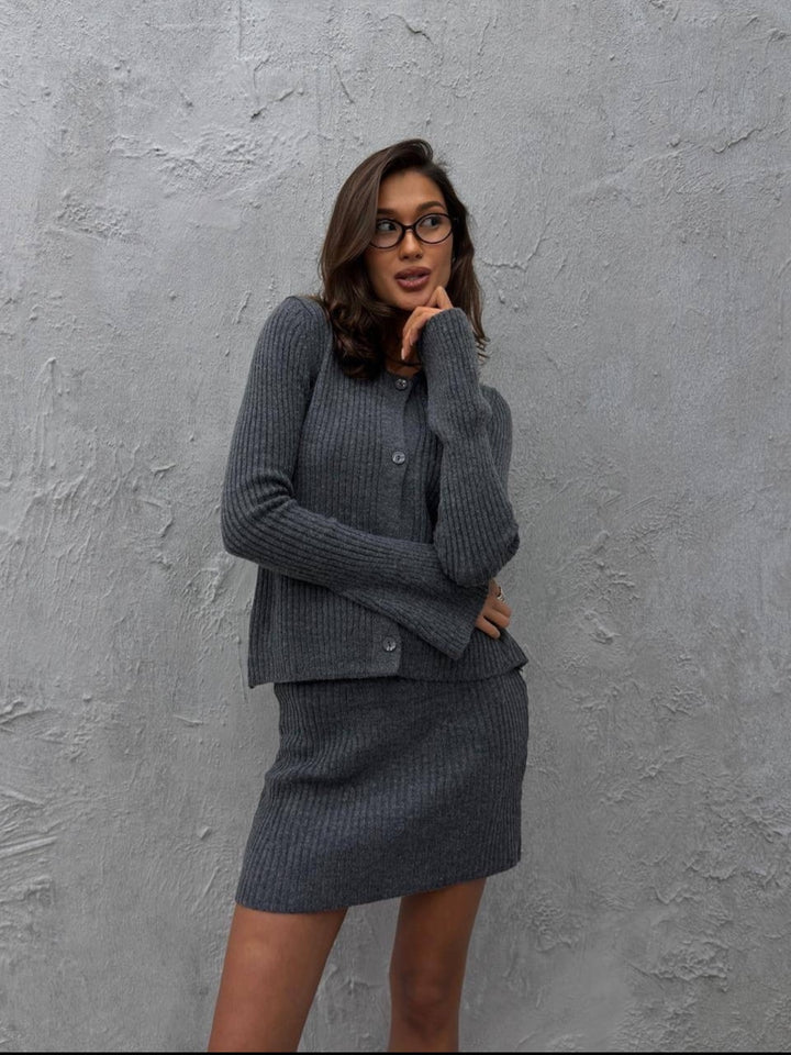Damer cardigan och kjol set med fin ribbad textur Mirla-Eva Jonsson