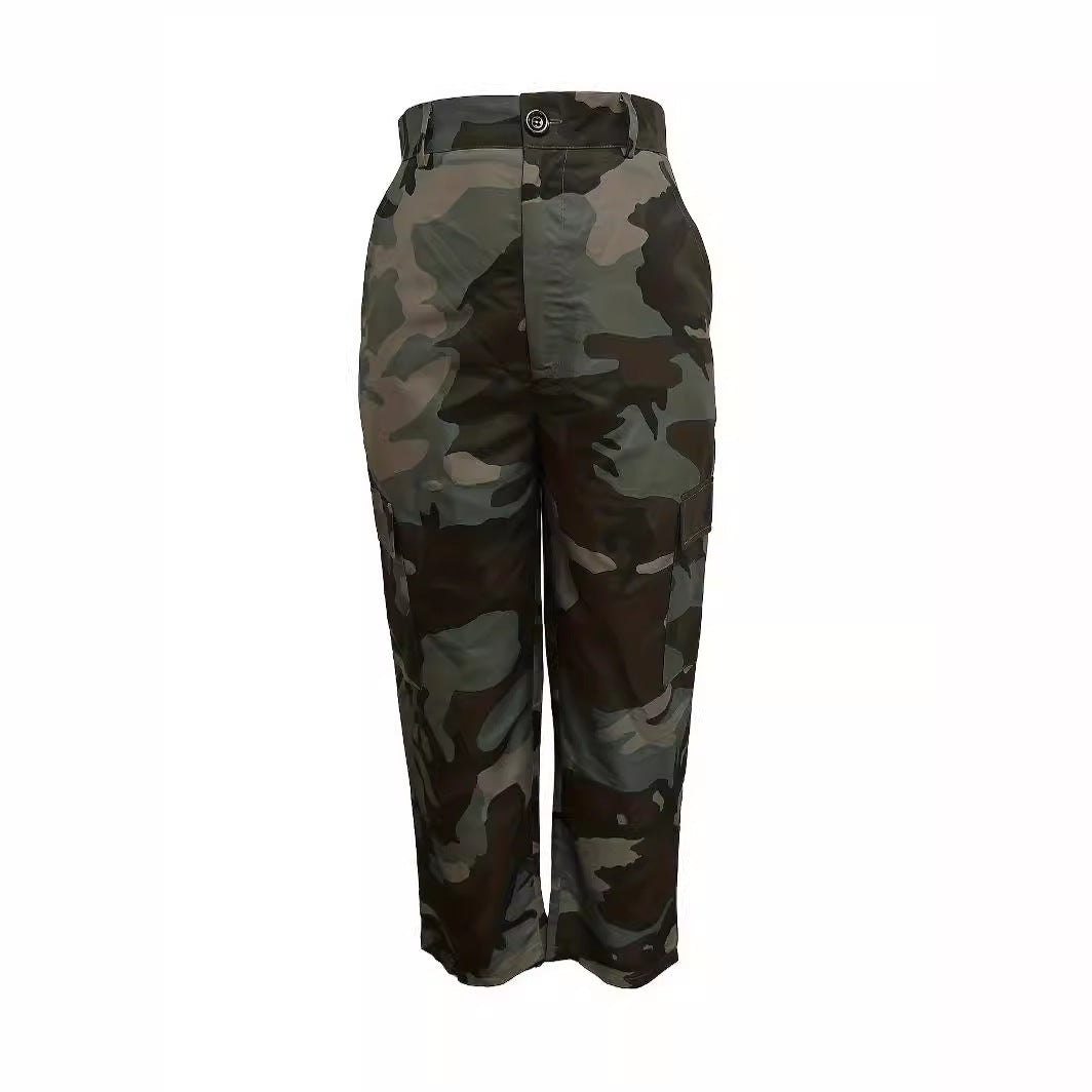 Damer cargo-byxor med modernt camouflage-mönster och praktiska fickor Mirla-Eva Jonsson