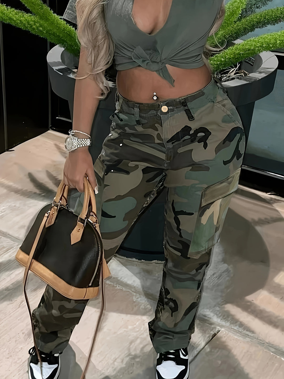 Damer cargo-byxor med modernt camouflage-mönster och praktiska fickor Mirla-Eva Jonsson