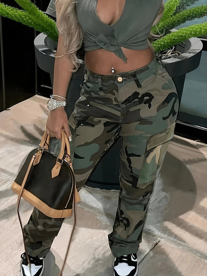 Damer cargo-byxor med modernt camouflage-mönster och praktiska fickor Mirla-Eva Jonsson