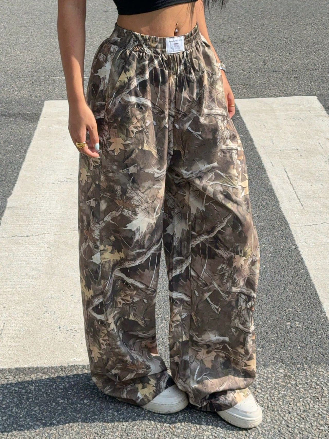 Damer cargobyxa i trendig camouflage-design Mirla-Eva Jonsson