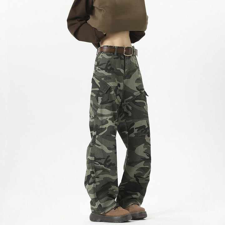 Damer cargobyxor i modernt camouflage-design med höga fickor Mirla-Eva Jonsson