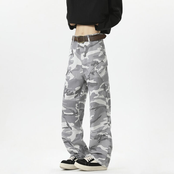 Damer cargobyxor i modernt camouflage-design med höga fickor Mirla-Eva Jonsson