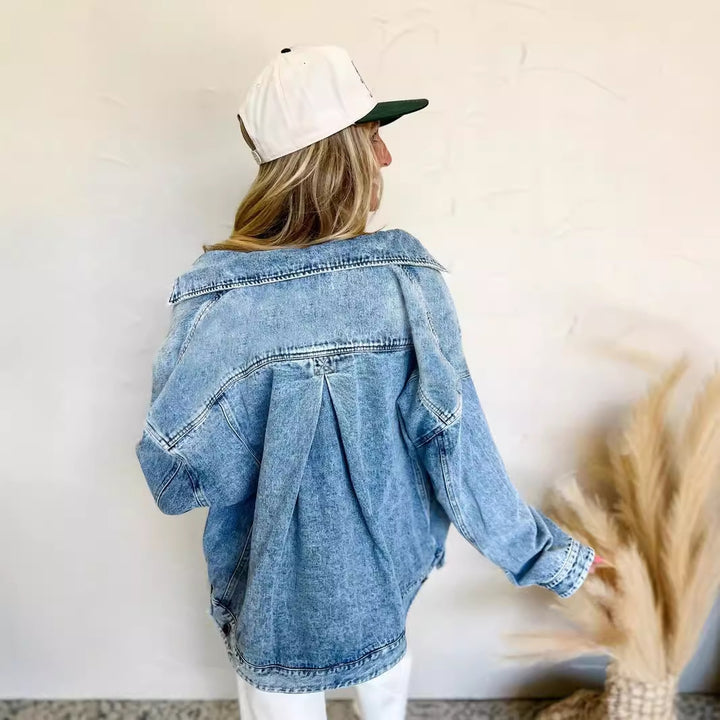 Damer casual denimjacka i avslappnad oversized passform med praktiska fickor Mirla-Eva Jonsson