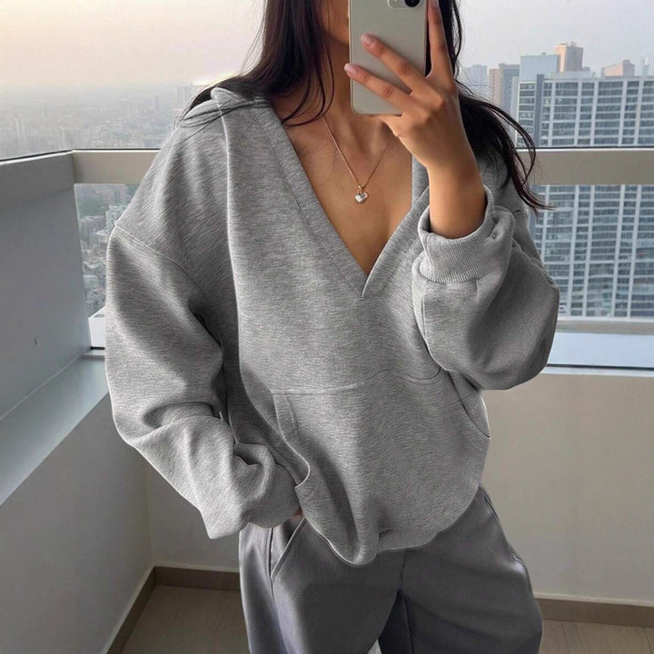 Damer casual hoodie med djup V-ringning och praktiska fickor Mirla-Eva Jonsson