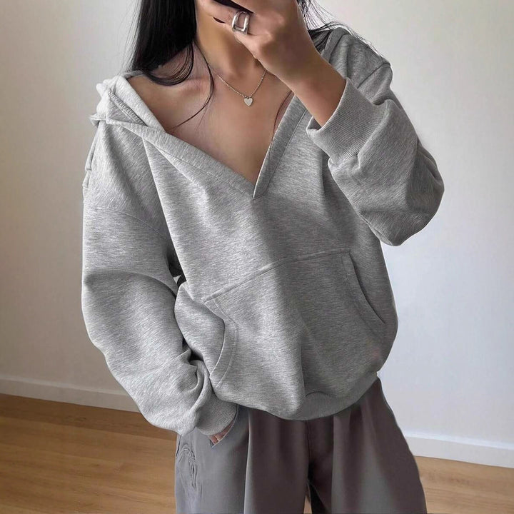 Damer casual hoodie med djup V-ringning och praktiska fickor Mirla-Eva Jonsson