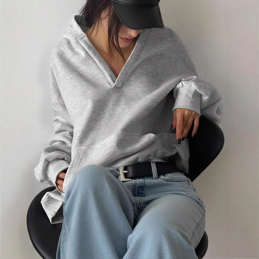 Damer casual hoodie med djup V-ringning och praktiska fickor Mirla-Eva Jonsson