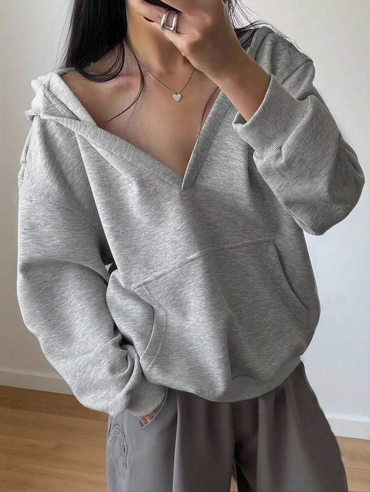 Damer casual hoodie med djup V-ringning och praktiska fickor Mirla-Eva Jonsson