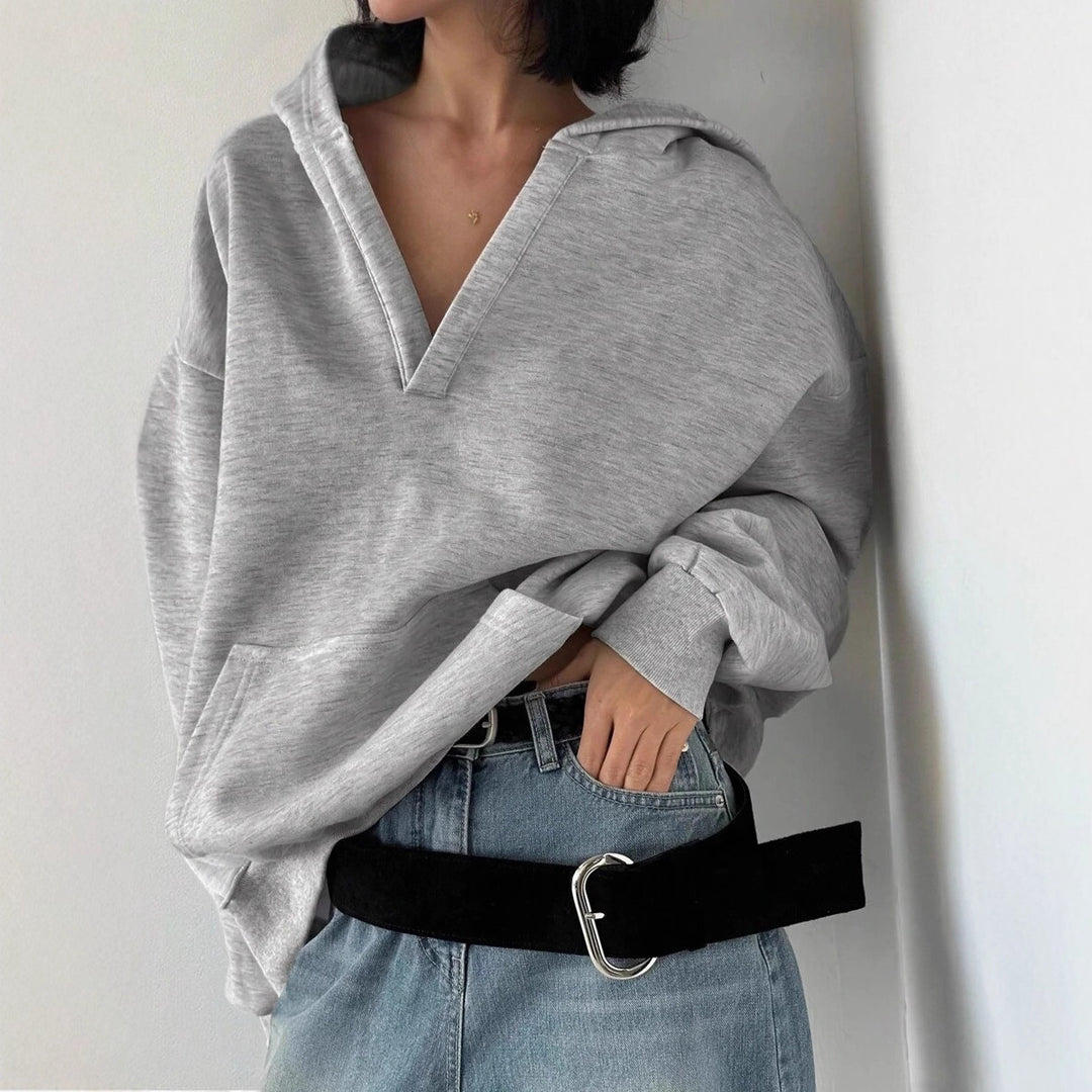 Damer casual hoodie med djup V-ringning och praktiska fickor Mirla-Eva Jonsson
