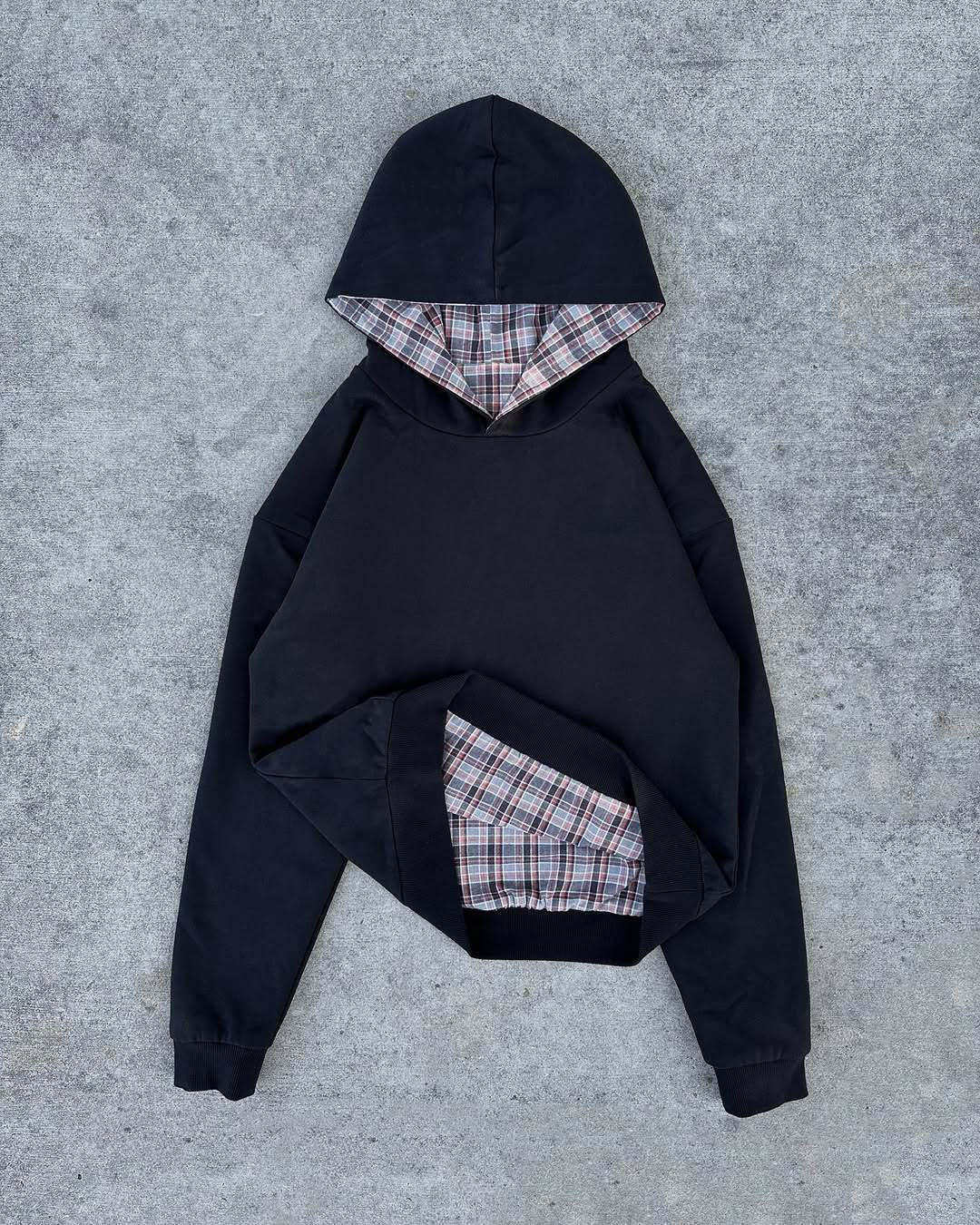 Damer casual hoodie med vadderad innerfoder och kontrasterande rutmönster Mirla-Eva Jonsson