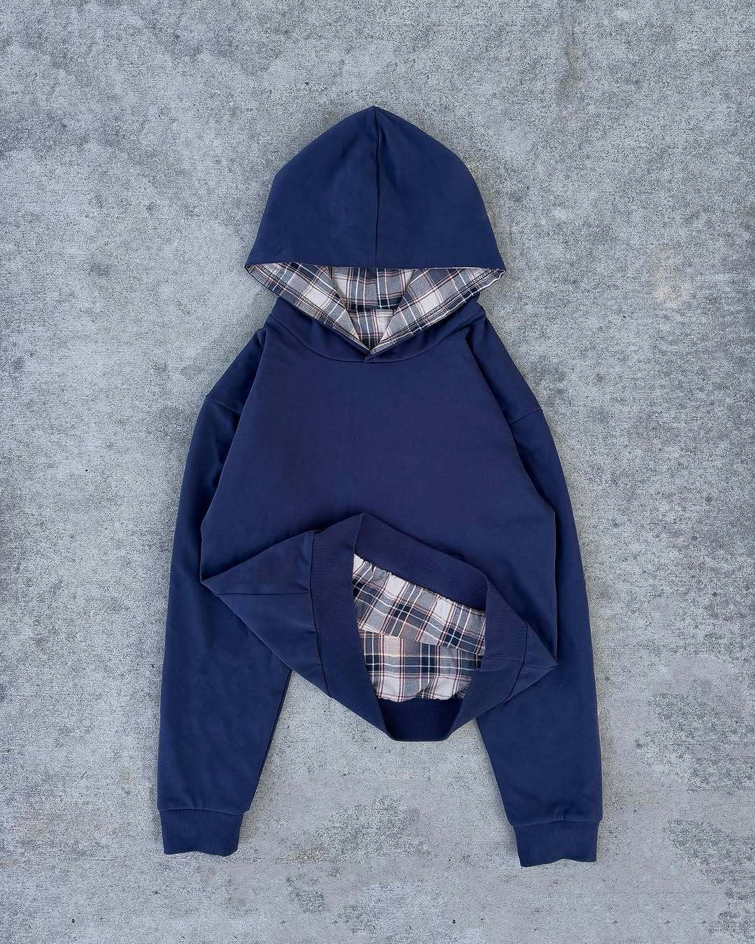 Damer casual hoodie med vadderad innerfoder och kontrasterande rutmönster Mirla-Eva Jonsson