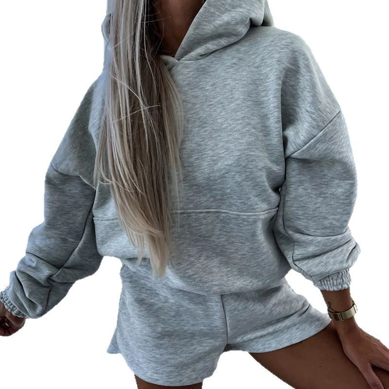 Damer casual hoodie och korta sportshorts Mirla-Eva Jonsson