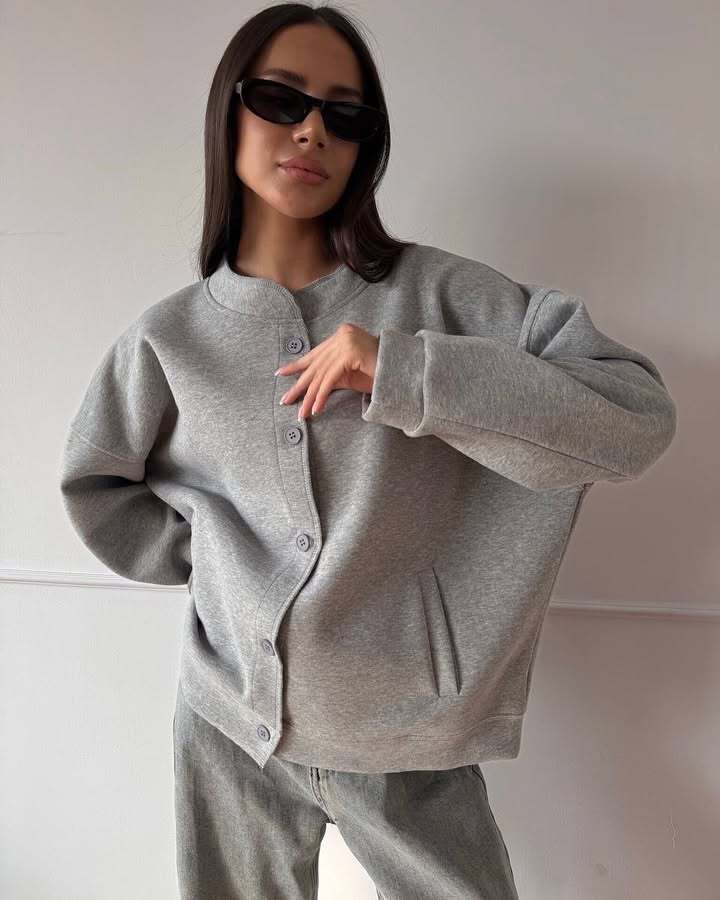 Damer casual oversized sweatshirtjacka med praktiska fickor och knapprad Mirla-Eva Jonsson