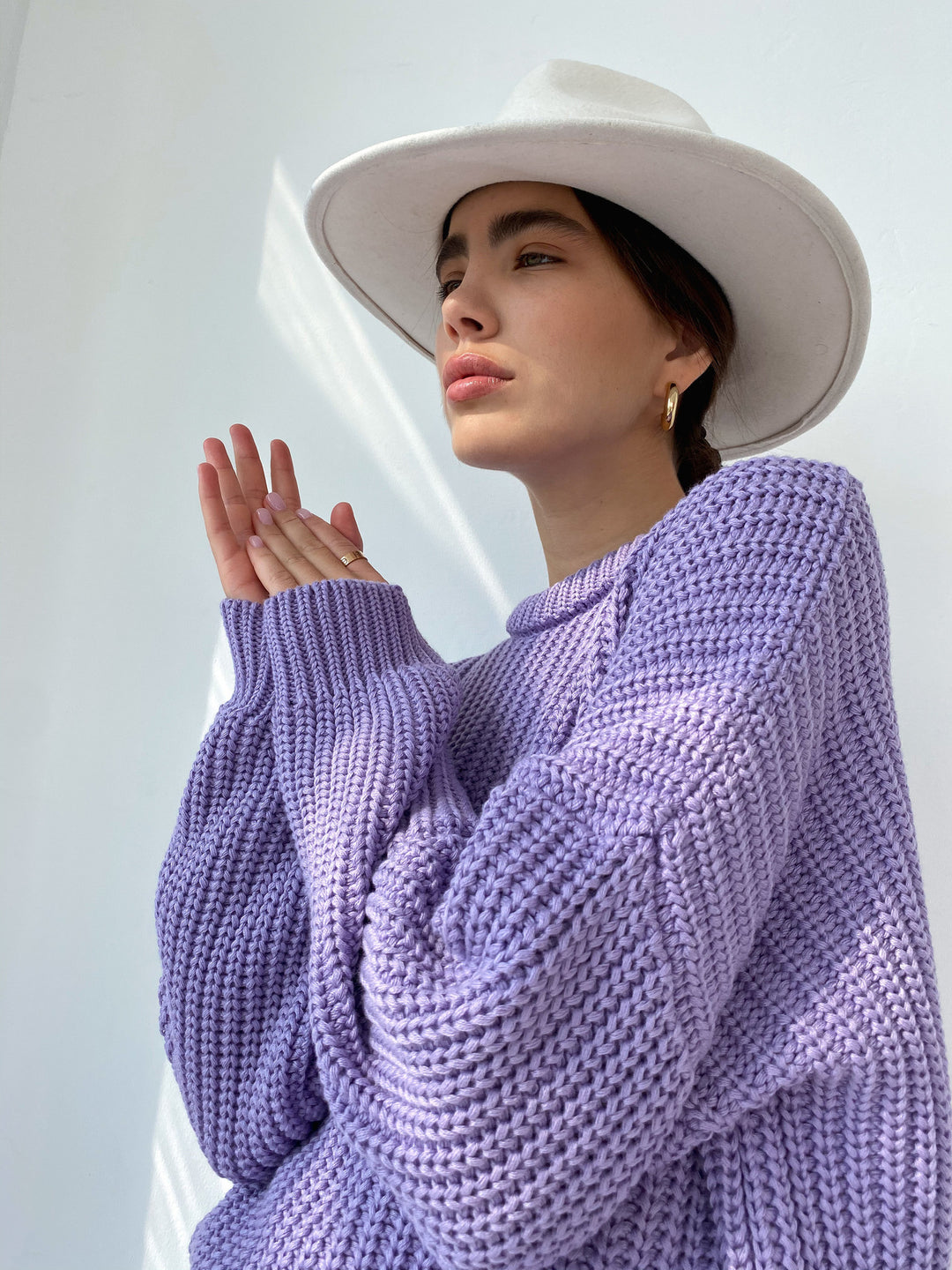 Damer casual stickad tröja med strukturerad design och överlappande axlar Mirla-Eva Jonsson