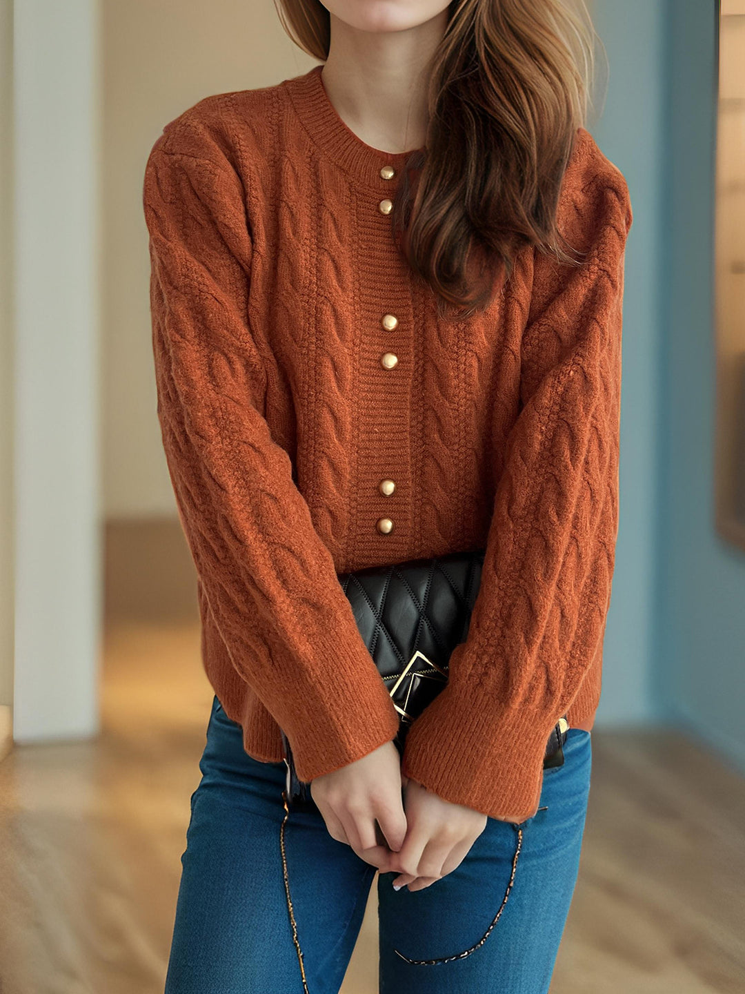 Damer chunky stickad cardigan med dekorativa knappar och kabelmönster Mirla-Eva Jonsson