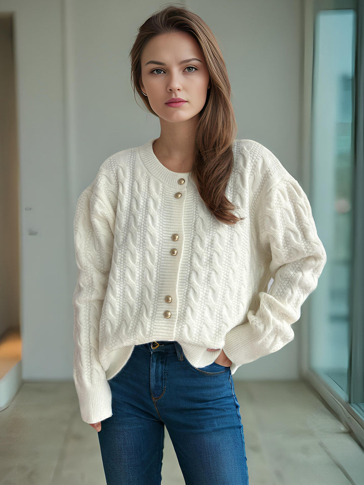 Damer chunky stickad cardigan med dekorativa knappar och kabelmönster Mirla-Eva Jonsson