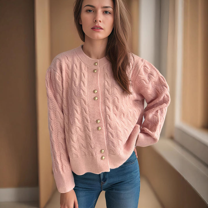 Damer chunky stickad cardigan med dekorativa knappar och kabelmönster Mirla-Eva Jonsson