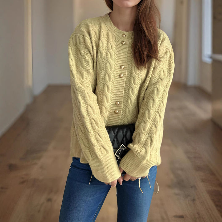 Damer chunky stickad cardigan med dekorativa knappar och kabelmönster Mirla-Eva Jonsson
