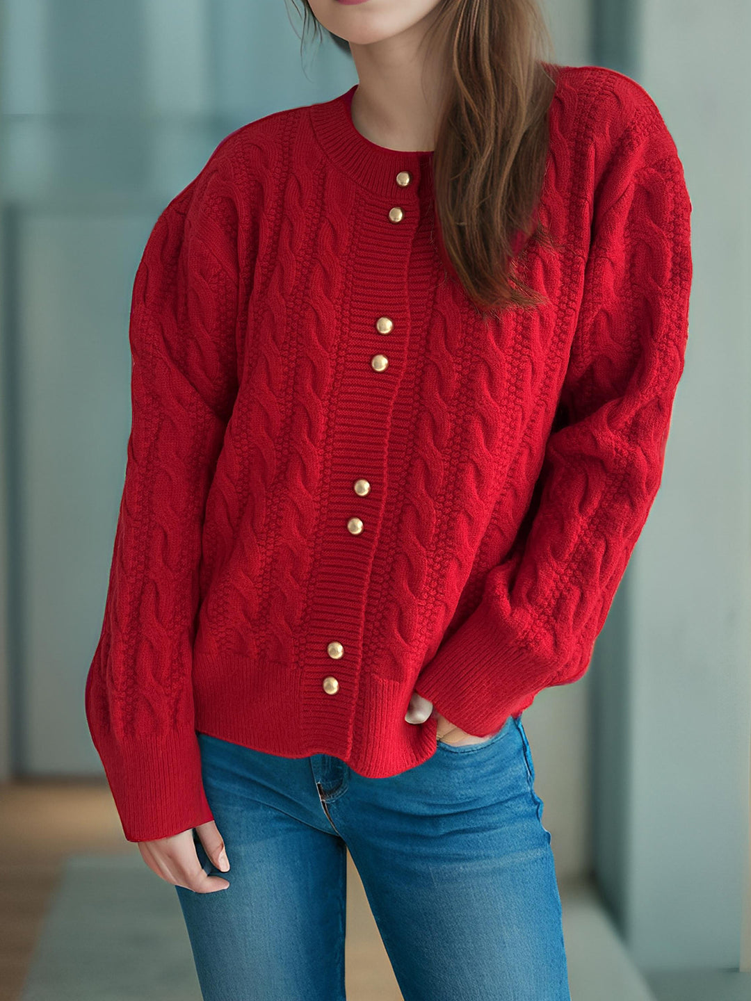 Damer chunky stickad cardigan med dekorativa knappar och kabelmönster Mirla-Eva Jonsson