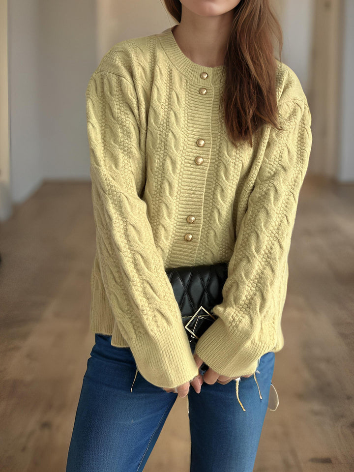 Damer chunky stickad cardigan med dekorativa knappar och kabelmönster Mirla-Eva Jonsson