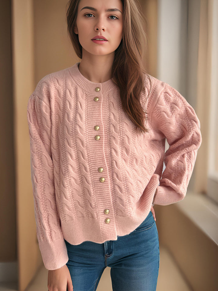 Damer chunky stickad cardigan med dekorativa knappar och kabelmönster Mirla-Eva Jonsson