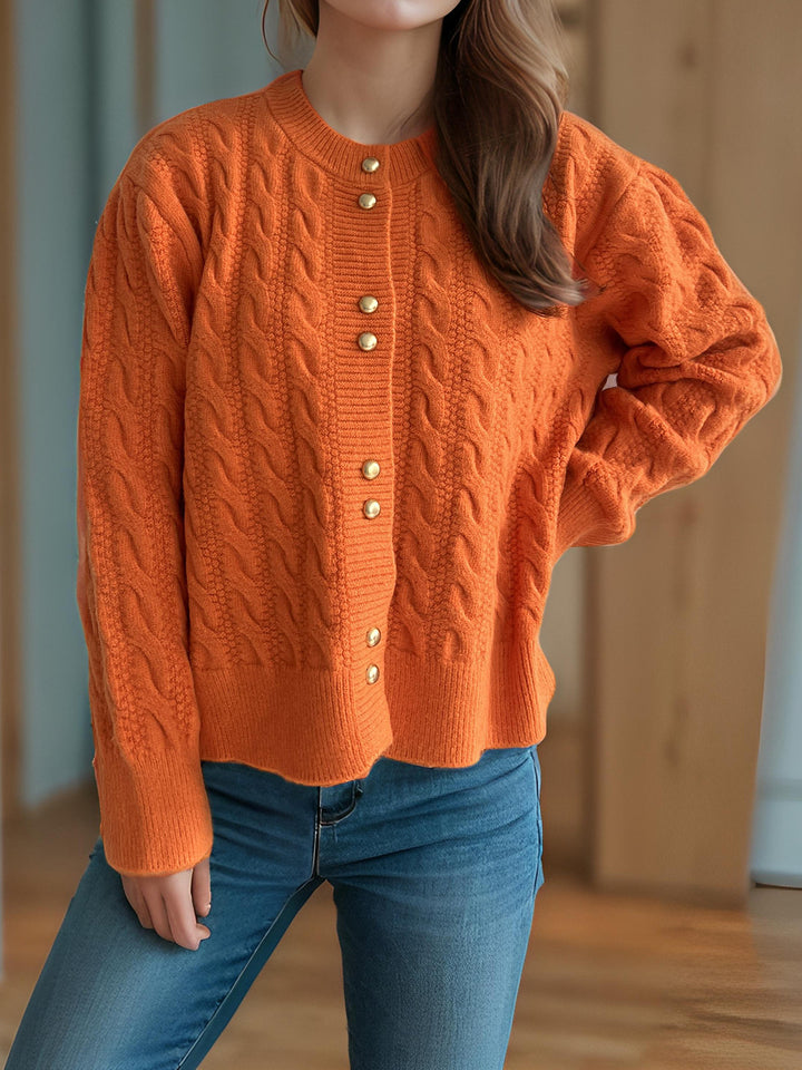 Damer chunky stickad cardigan med dekorativa knappar och kabelmönster Mirla-Eva Jonsson