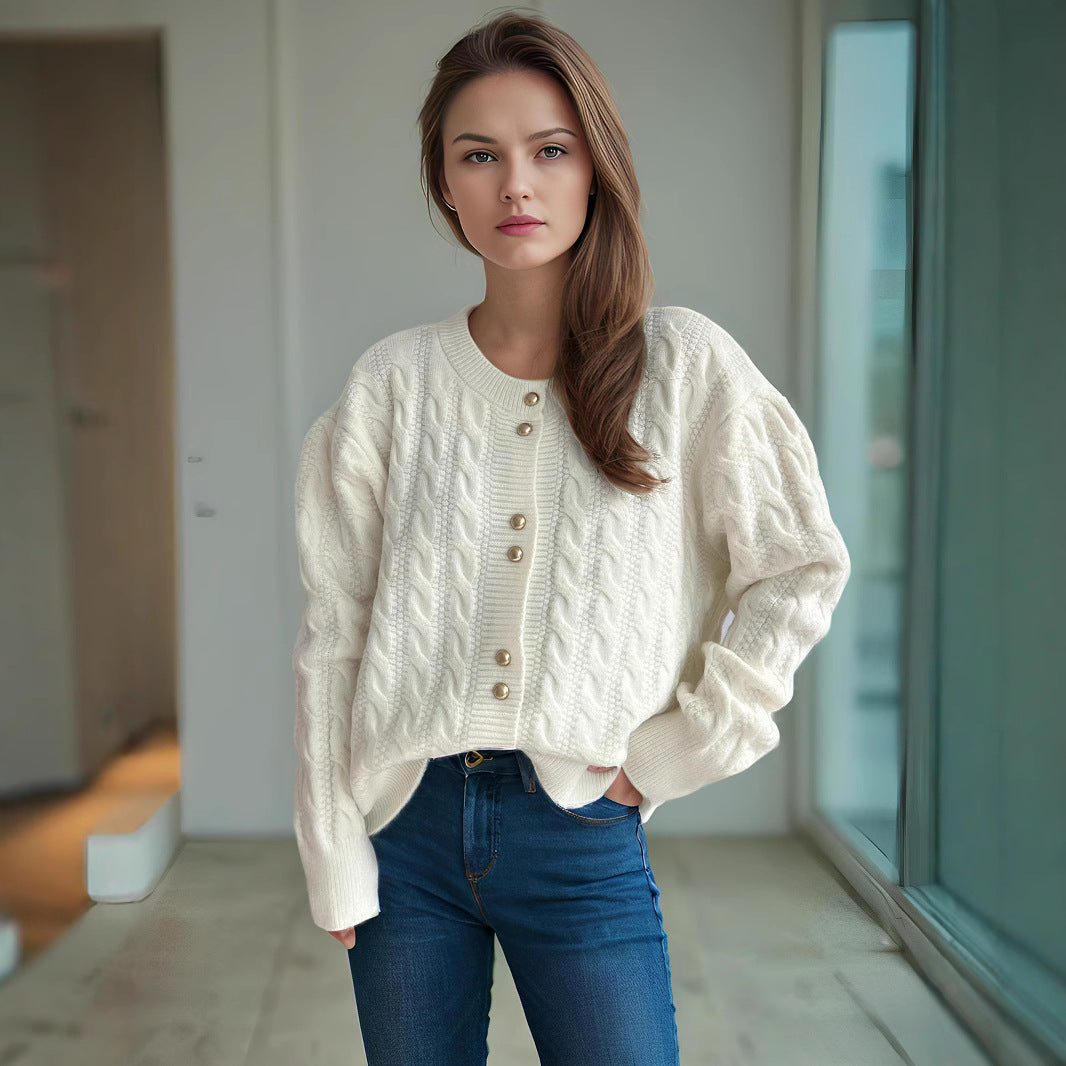Damer chunky stickad cardigan med dekorativa knappar och kabelmönster Mirla-Eva Jonsson