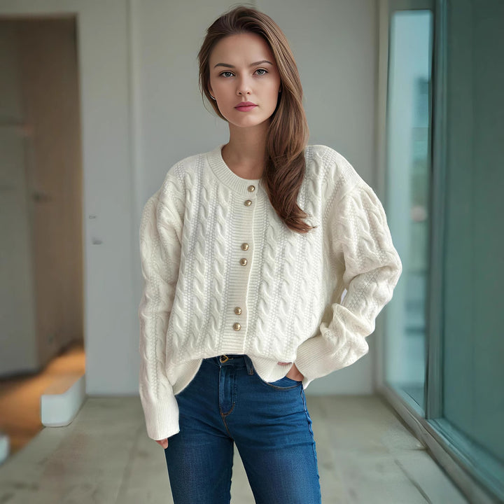 Damer chunky stickad cardigan med dekorativa knappar och kabelmönster Mirla-Eva Jonsson