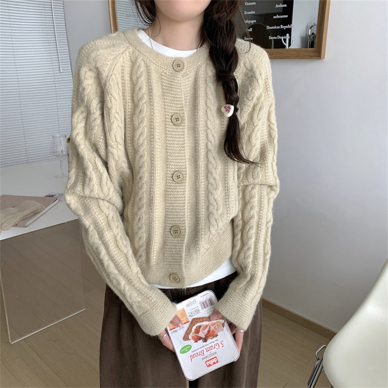 Damer chunky stickad cardigan med kabelmönster och vida ärmar Mirla-Eva Jonsson