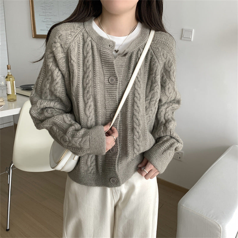 Damer chunky stickad cardigan med kabelmönster och vida ärmar Mirla-Eva Jonsson