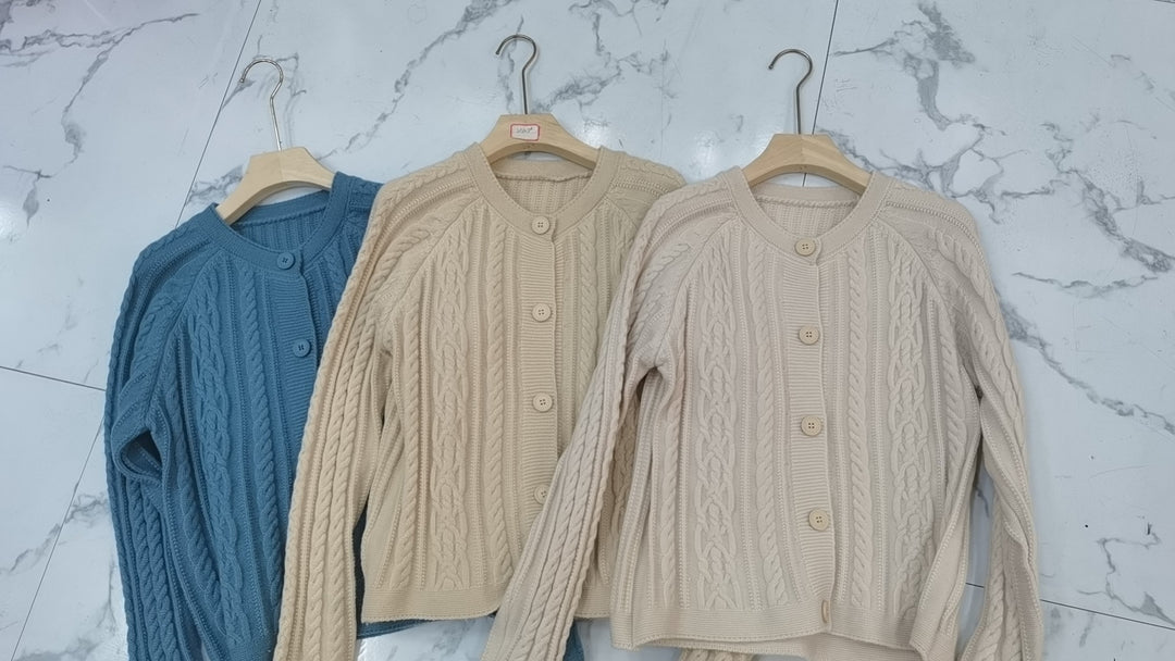 Damer chunky stickad cardigan med kabelmönster och vida ärmar Mirla-Eva Jonsson
